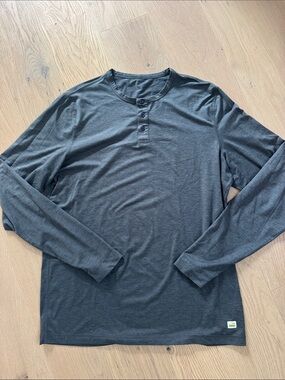Vuori Men’s Ease Performance Henley Charcoal Heather Long Sleeve Size Large